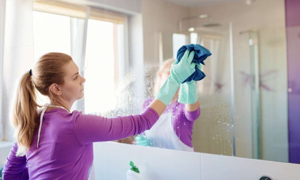 How to clean mirror without streaks